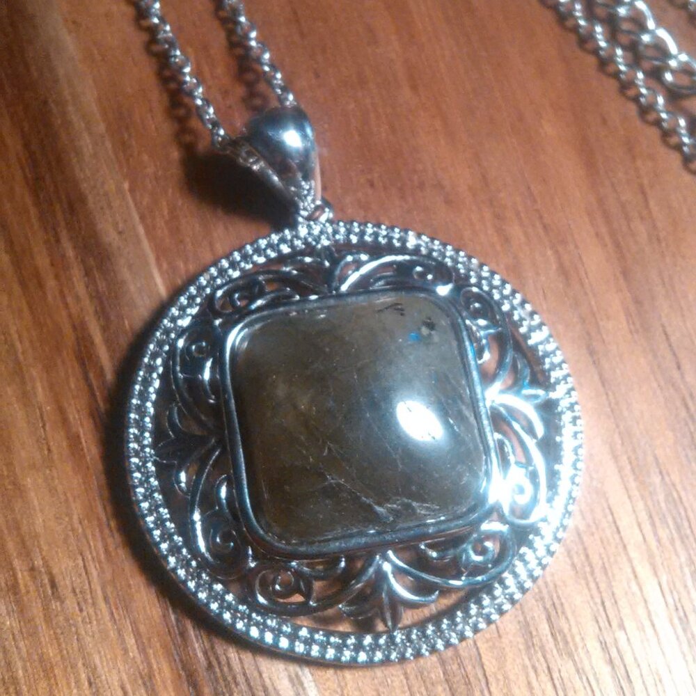 Labradorite Silvertone Pendant Necklace (20 to 22 Inch)